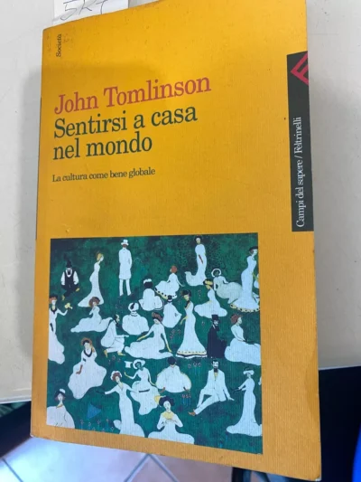 Sentirsi a casa nel mondo. La cultura come bene globale di John Tomlinson (Autore) G. Bettini (Traduttore) Feltrinelli, 2001